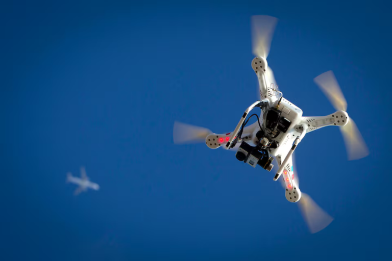 Ông Trump ký sắc lệnh áp thuế tới 100% lên drone nhập khẩu